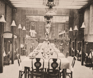 Intérieur du Café Arco (grande table et chaises) : Bendová Eva, Pražské Kavárny a jejich svět, Prague, Paseka, 2008