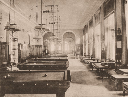 Photo ancienne d’une des salles de billard de l’époque  : fascicule trouvé sur place au Café Louvre
