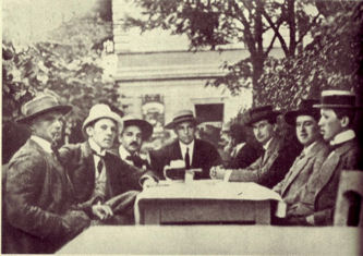 Photographie de clients du Café Union, à droite, les frères Čapek, Jähn, Karl-Heinz, Das prager Kaffehaus, Berlin, Volk und Welt, 1990